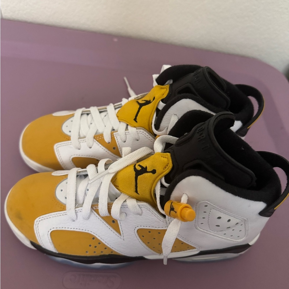 Air Jordan 6’s Youth 5.5 in Yellow and White